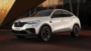 Renault Arkana 2025 Ecuador diseño frontal coupé.
