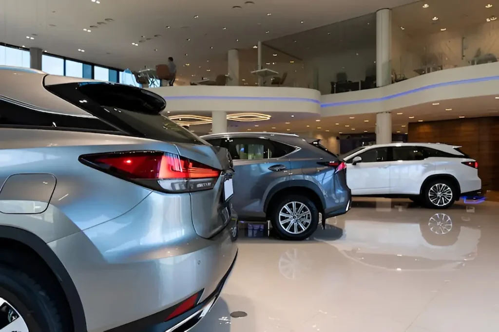 Concesionario automotriz con diferentes marcas de vehículos