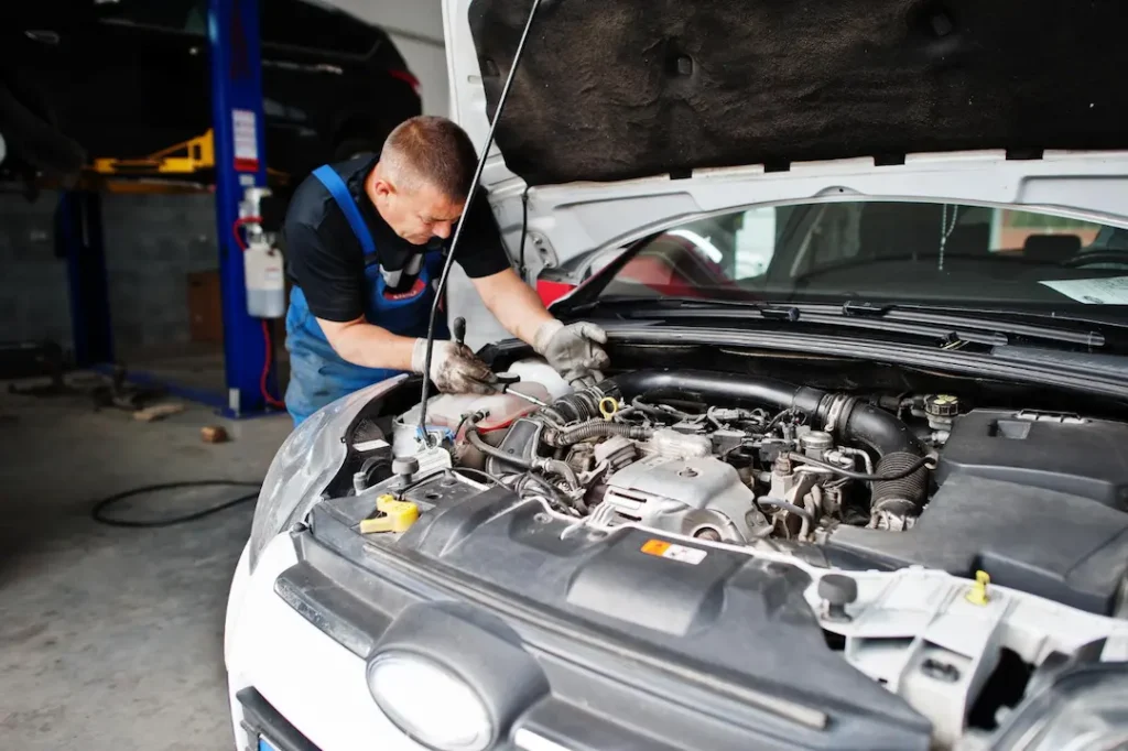Taller automotriz en Tulcán realizando revisión del motor