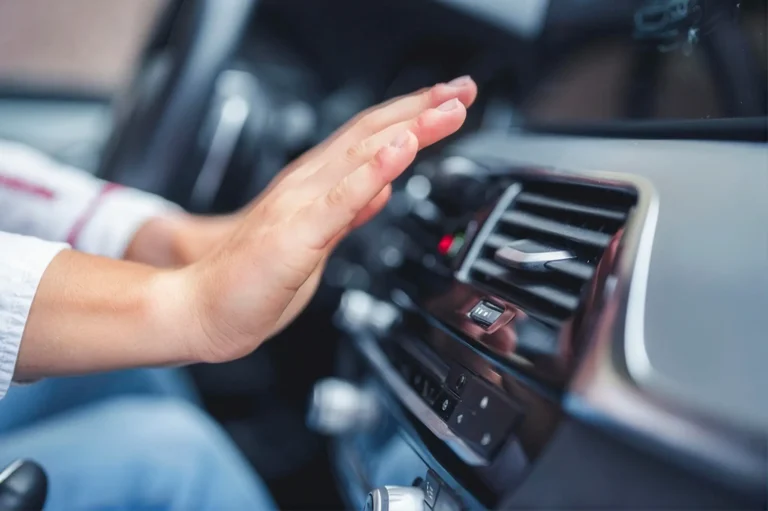 Aire acondicionado del auto no enfría y requiere revisión