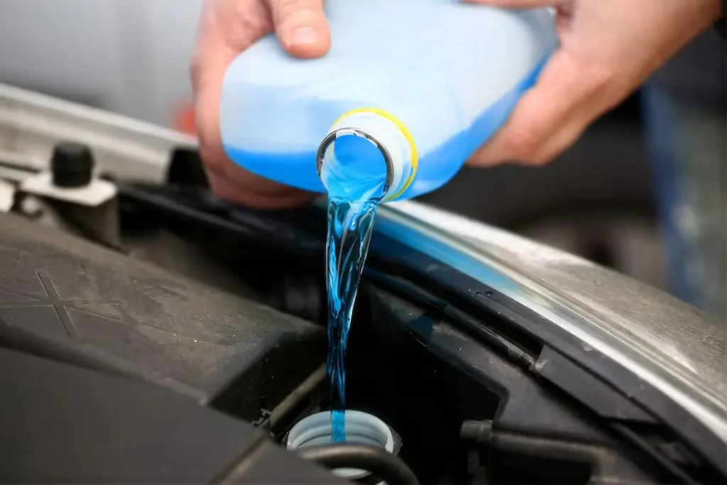 Carro recalentado sin refrigerante y señales de sobrecalentamiento