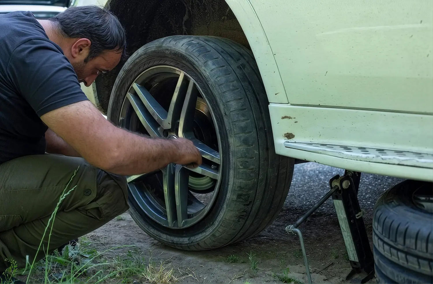 Desgaste de llantas del auto y señales de revisión
