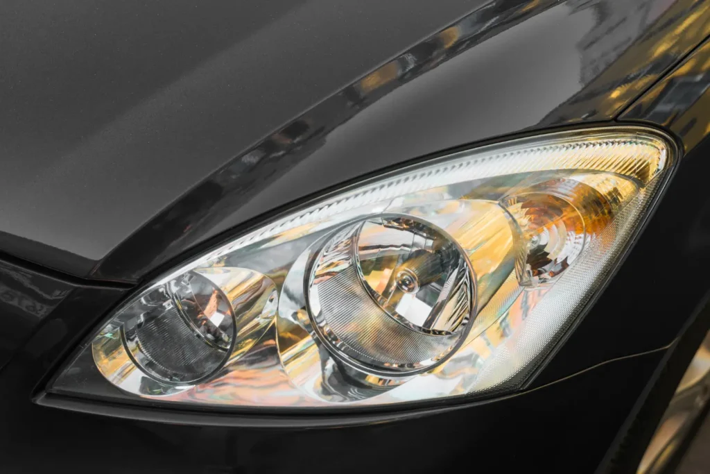 Luces bajas del auto encendidas durante la conducción