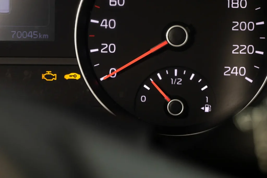 Luces del tablero con indicador Check Engine encendido
