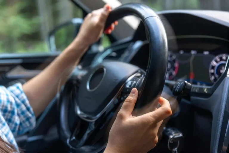 El volante vibra mientras conduces y requiere revisión